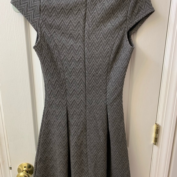 Grey pattern dress - Picture 2 of 4